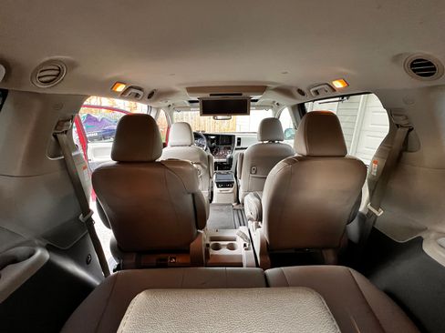 Used 2016 Toyota Sienna XLE Premium image 13