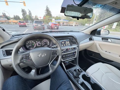 Used 2016 Hyundai Sonata SE FWD image 2