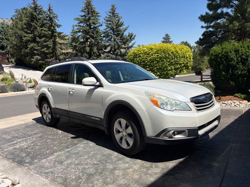 Used 2010 Subaru Outback 2.5i Limited AWD/4WD image 5