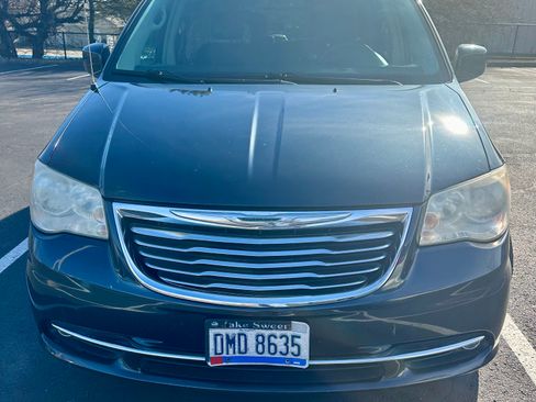 Used 2013 Chrysler Town & Country Touring image 5