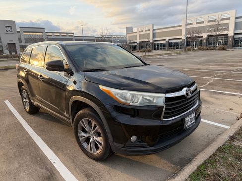 Used 2015 Toyota Highlander XLE image 2