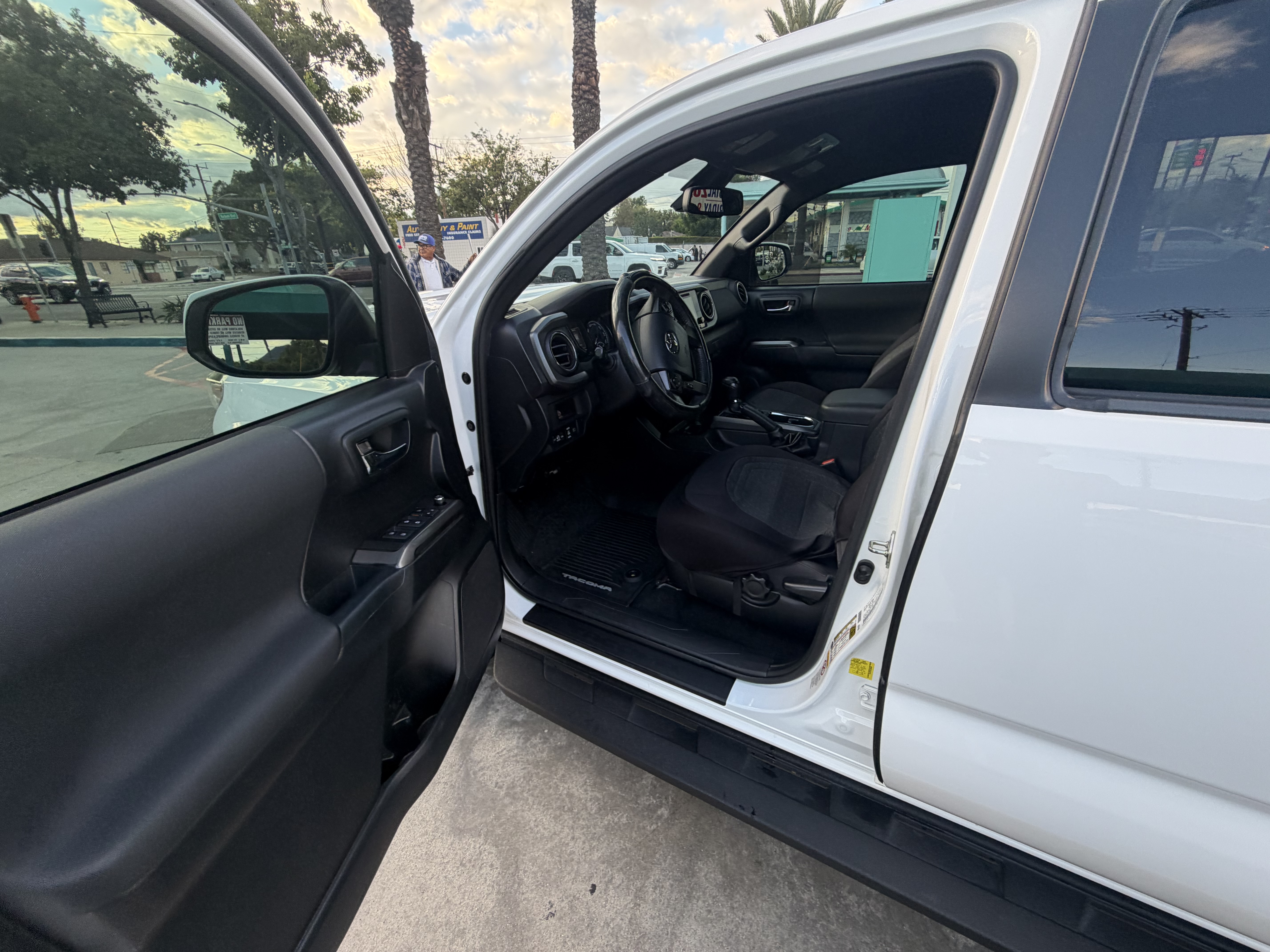 Used 2018 Toyota Tacoma TRD Sport w/ Technology Package AWD/4WD image 13