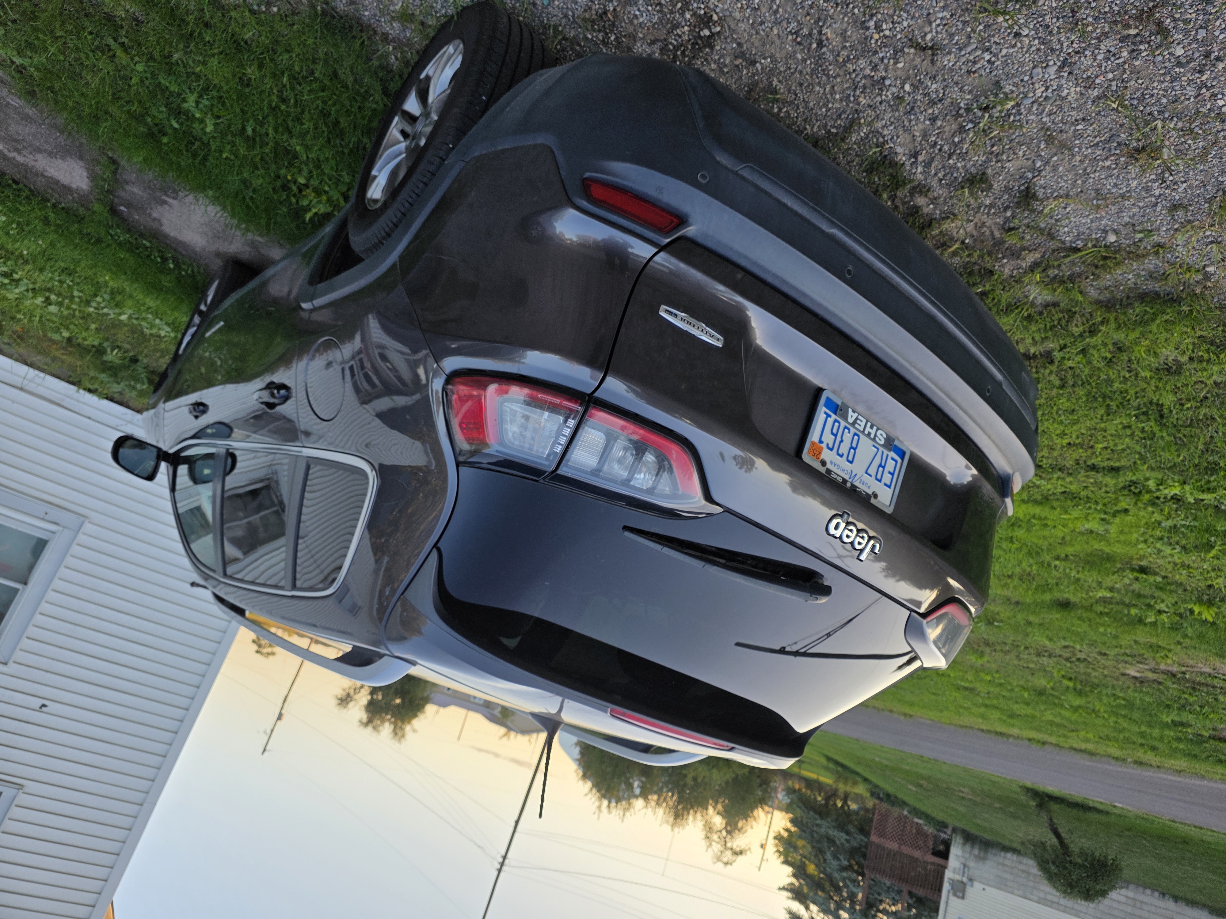 Used 2020 Jeep Cherokee Latitude Plus FWD image 2