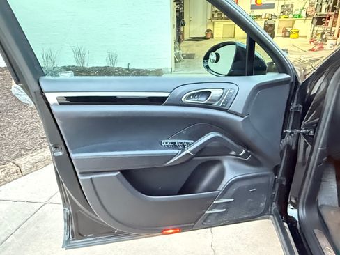 Used 2015 Porsche Cayenne S image 22