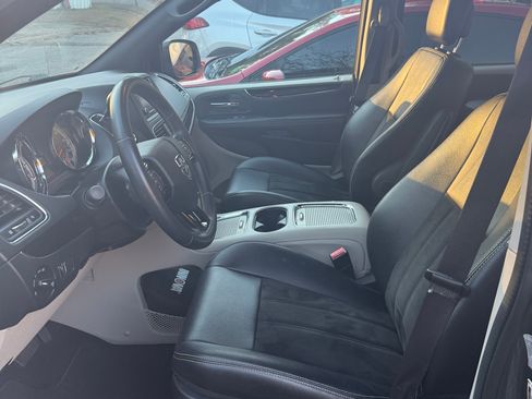 Used 2019 Dodge Grand Caravan SXT image 12