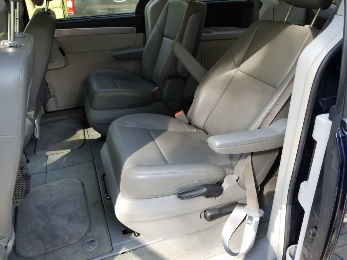 Used 2014 Volkswagen Routan SE FWD image 5