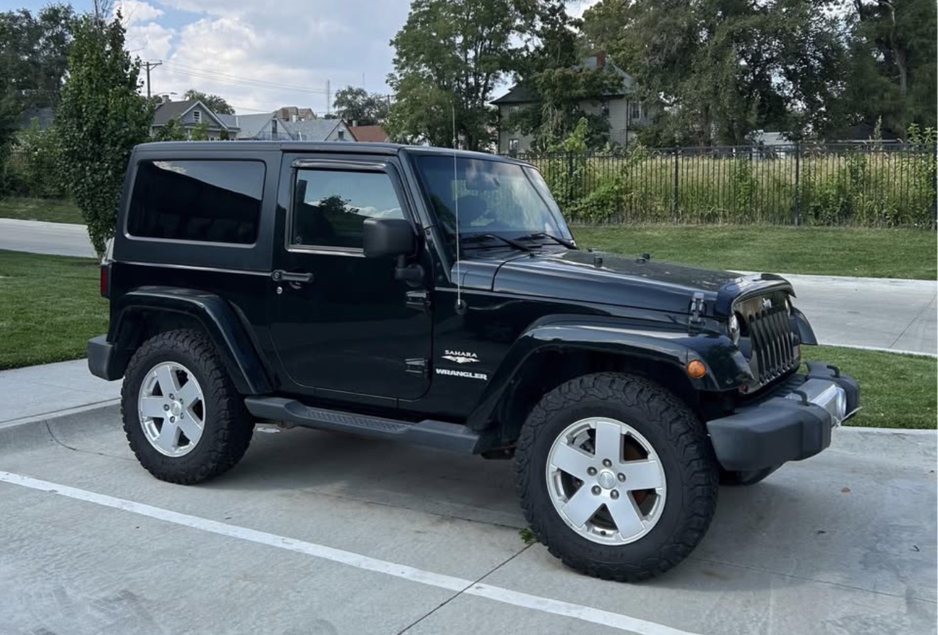 Used 2012 Jeep Wrangler Sahara w/ Connectivity Group AWD/4WD image 2
