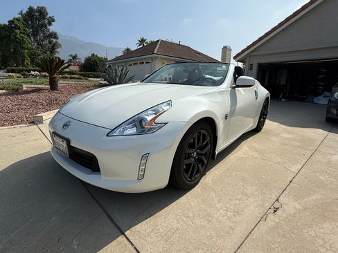 Used 2016 Nissan 370Z Touring image 9