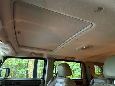 Used 2004 HUMMER H2 w/ Preferred Equipment Group AWD/4WD image 16