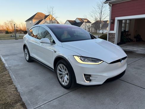 Used 2017 Tesla Model X 75D image 4
