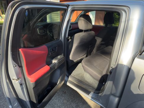 Used 2016 Toyota Tacoma SR5 image 5