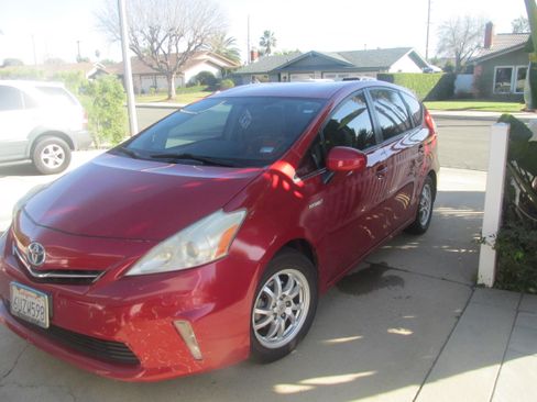 Used 2012 Toyota Prius V Two image 1