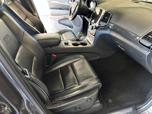 Used 2019 Jeep Grand Cherokee Overland AWD/4WD image 4