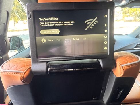 Used 2023 Chrysler Pacifica Pinnacle image 6