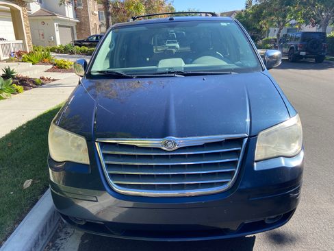 Used 2009 Chrysler Town & Country Touring image 6