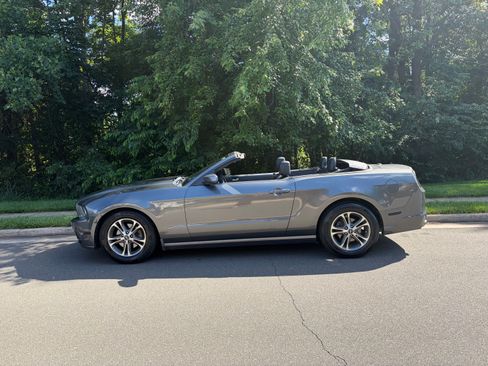 Used 2013 Ford Mustang Premium RWD image 1