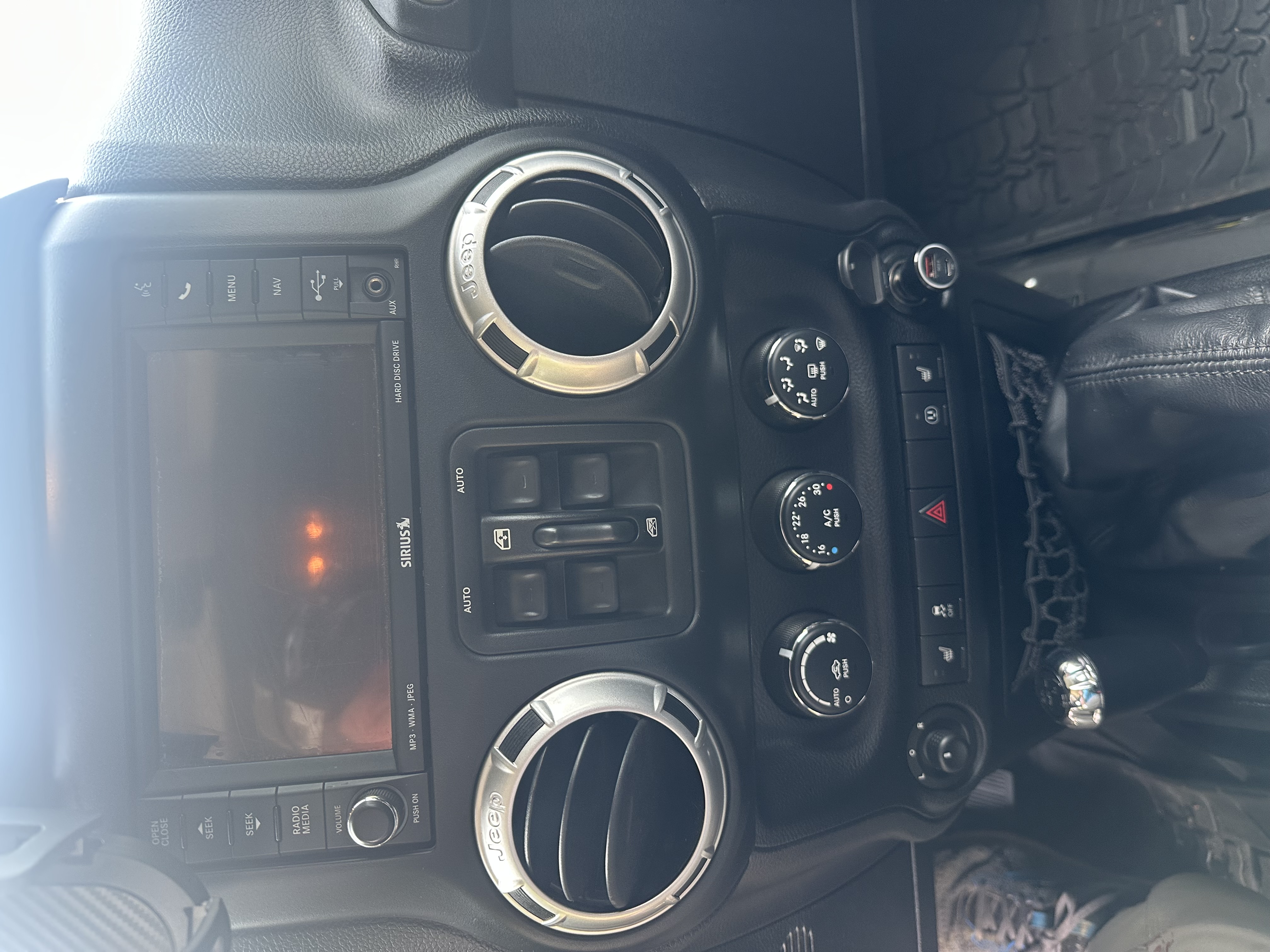 Used 2013 Jeep Wrangler Unlimited Rubicon w/ Max Tow Pkg AWD/4WD image 13