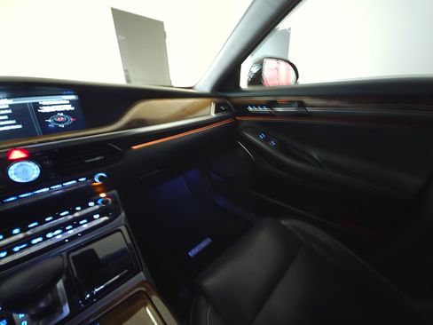 Used 2017 Genesis G90 3.3T Premium RWD image 22