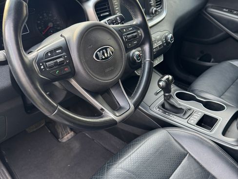 Used 2017 Kia Sorento AWD w/ LX Convenience Package image 2