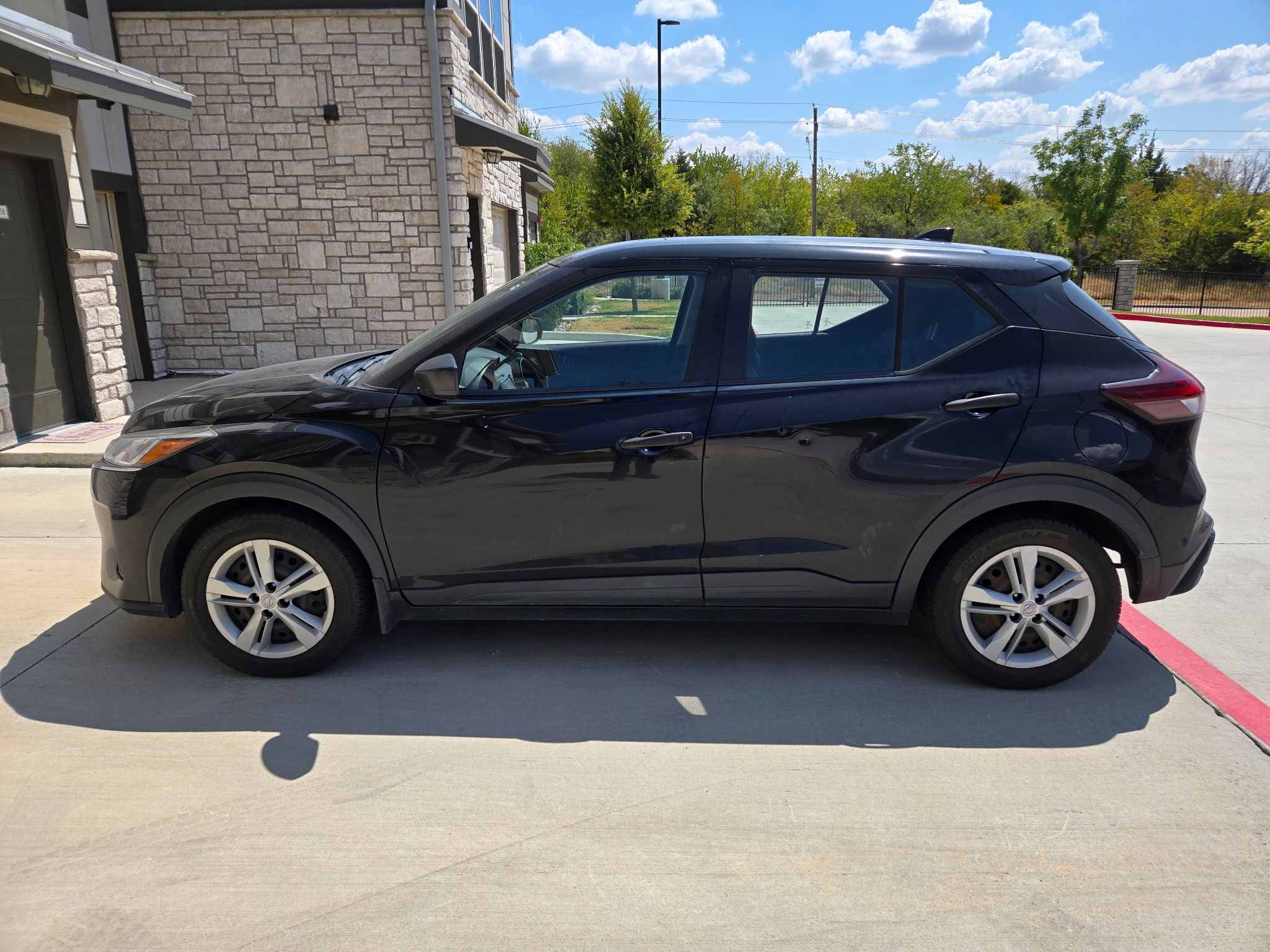 Used 2021 Nissan Kicks S FWD image 4