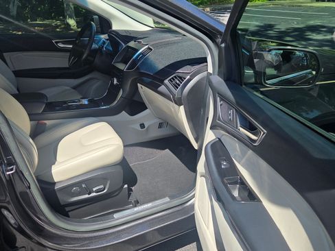 Used 2019 Ford Edge Titanium FWD image 4