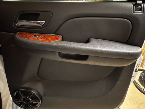 Used 2009 Chevrolet Suburban LT image 12