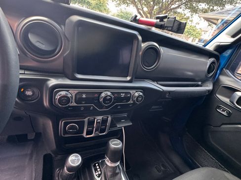 Used 2023 Jeep Gladiator Sport AWD/4WD image 13