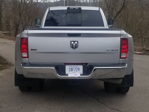 Used 2018 RAM 3500 SLT w/ Luxury Group image 4