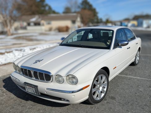 Used 2004 Jaguar XJ8 Vanden Plas Sedan 4D image 2