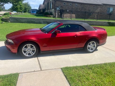 Used 2010 Ford Mustang Premium RWD image 2