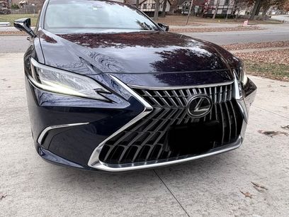 Used 2023 Lexus ES 300h w/ Luxury Package