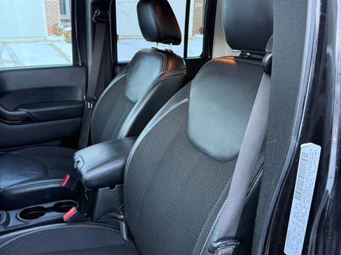 Used 2017 Jeep Wrangler Unlimited Sahara image 6