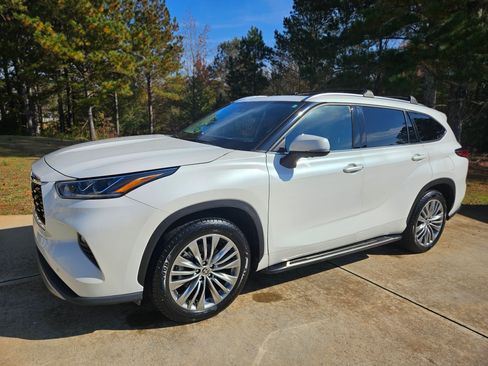 Used 2021 Toyota Highlander Platinum image 4