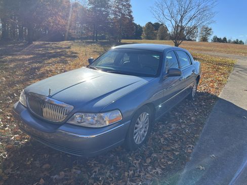 Used 2004 Lincoln Town Car Signature image 2