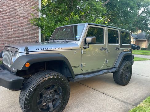 Used 2018 Jeep Wrangler Unlimited Rubicon w/ Connectivity Group AWD/4WD image 2
