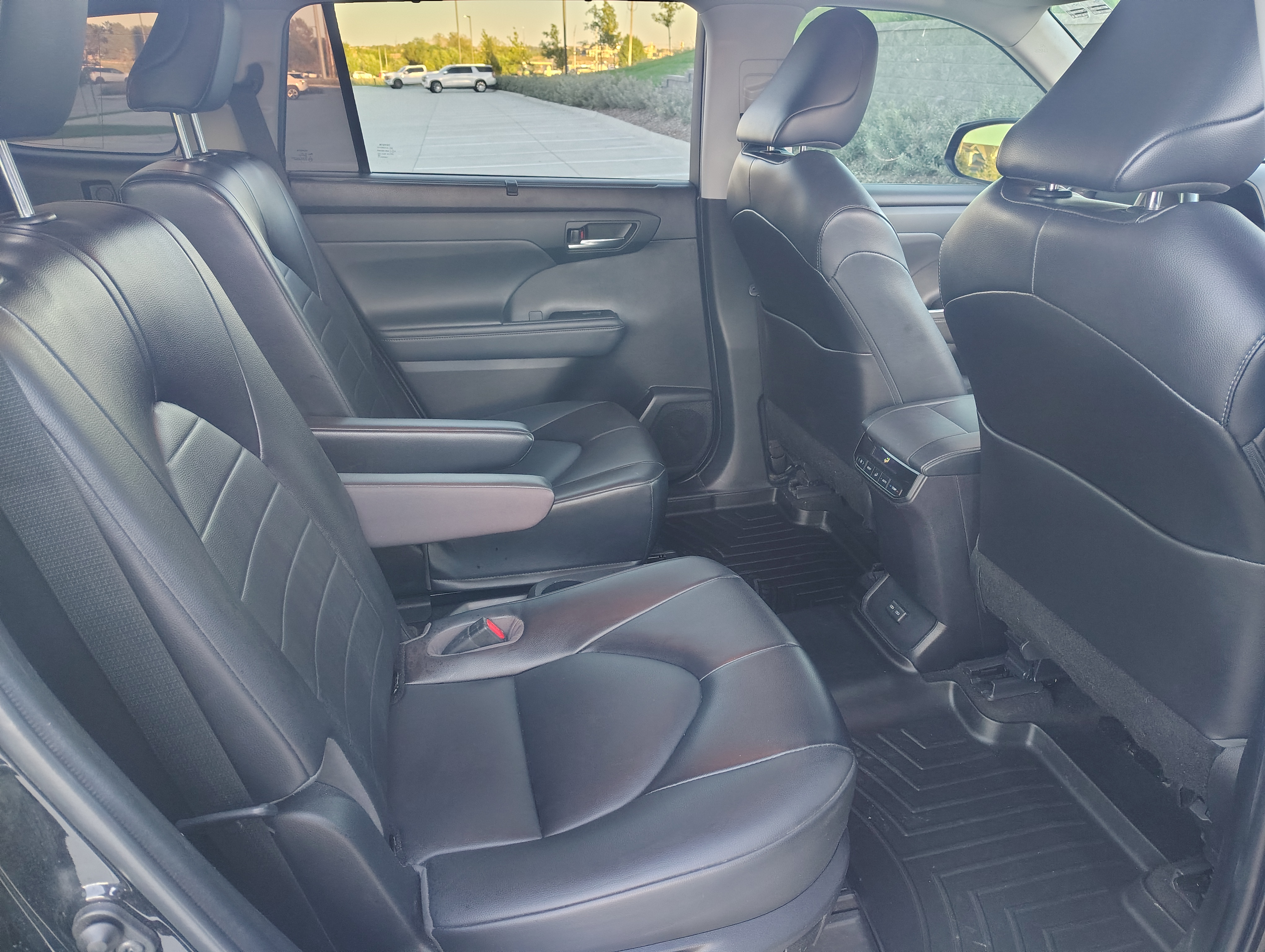 Used 2022 Toyota Highlander XLE AWD/4WD image 15