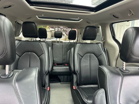 Used 2018 Chrysler Pacifica Limited w/ Advanced Safetytec Group FWD image 10