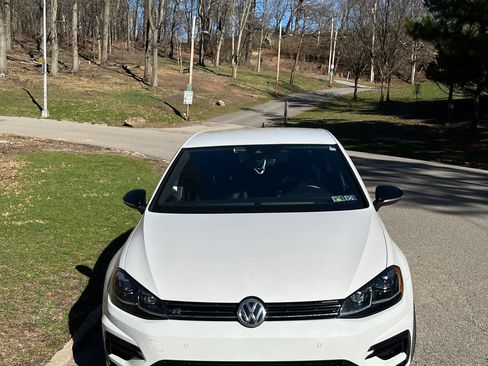Used 2018 Volkswagen Golf 4-Door image 2