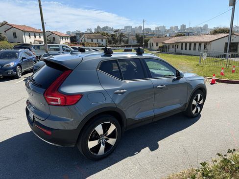 Used 2020 Volvo XC40 T5 Momentum w/ Premium Package image 8