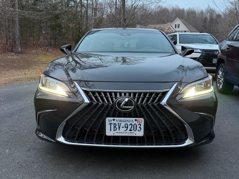 Used 2023 Lexus ES 350 w/ Premium Package image 2