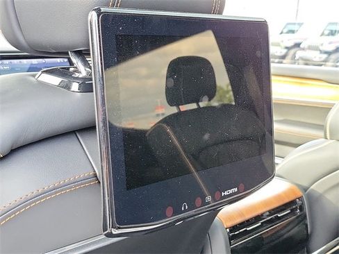 Used 2022 Jeep Grand Wagoneer Series III w/ Rear Seat Video Group 1 image 12