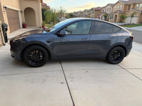 Used 2022 Tesla Model Y Long Range image 8