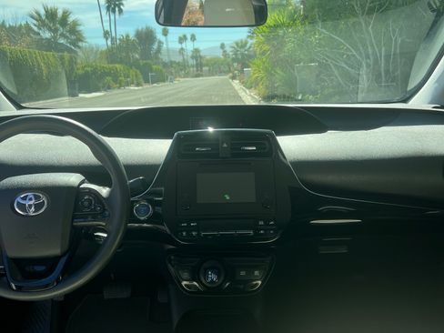 Used 2019 Toyota Prius L Eco w/ Carpet Mat Package image 9