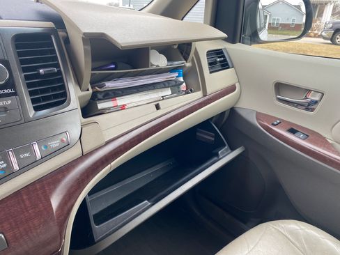 Used 2011 Toyota Sienna XLE image 27