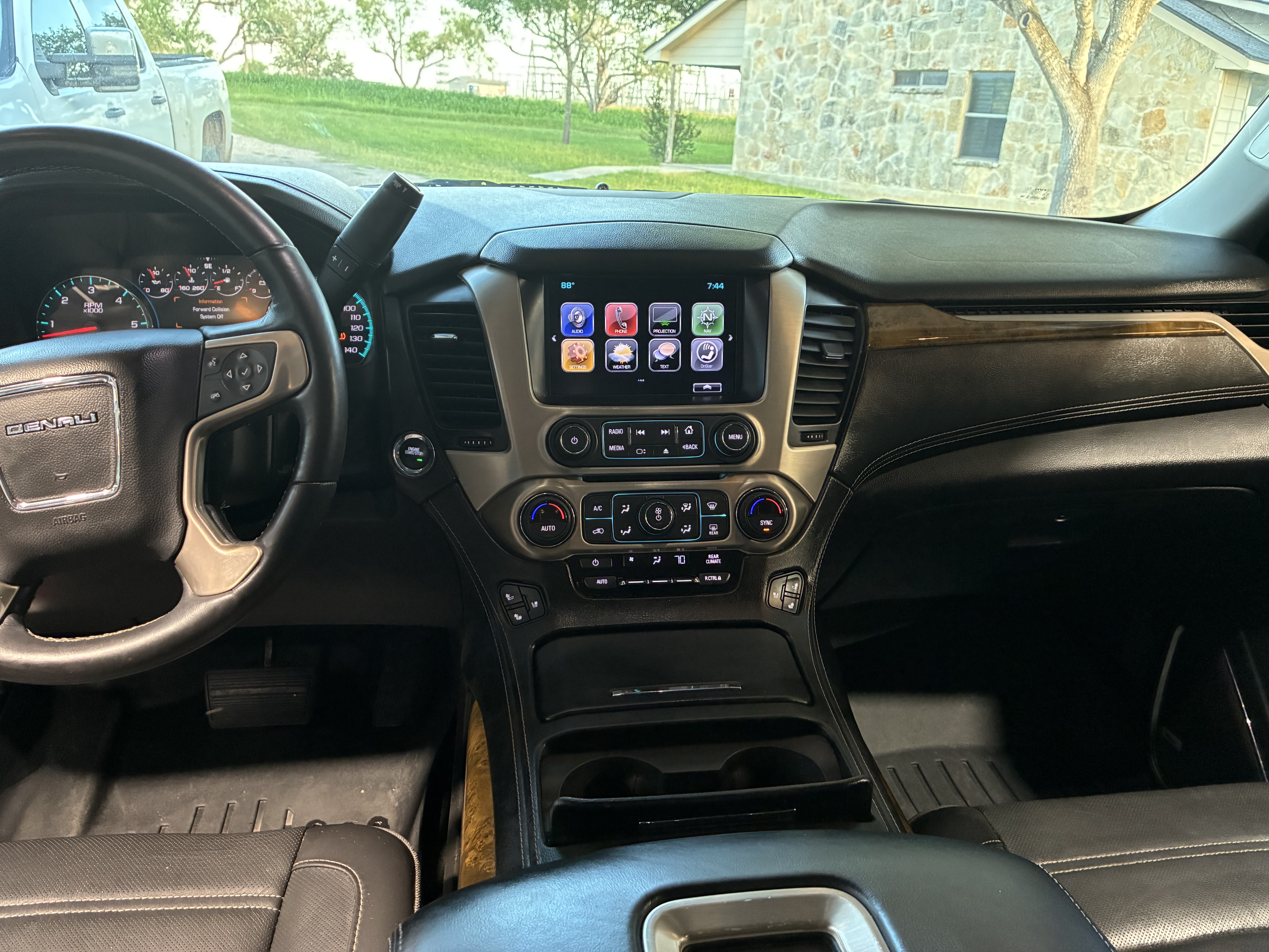 Used 2017 GMC Yukon Denali RWD image 16