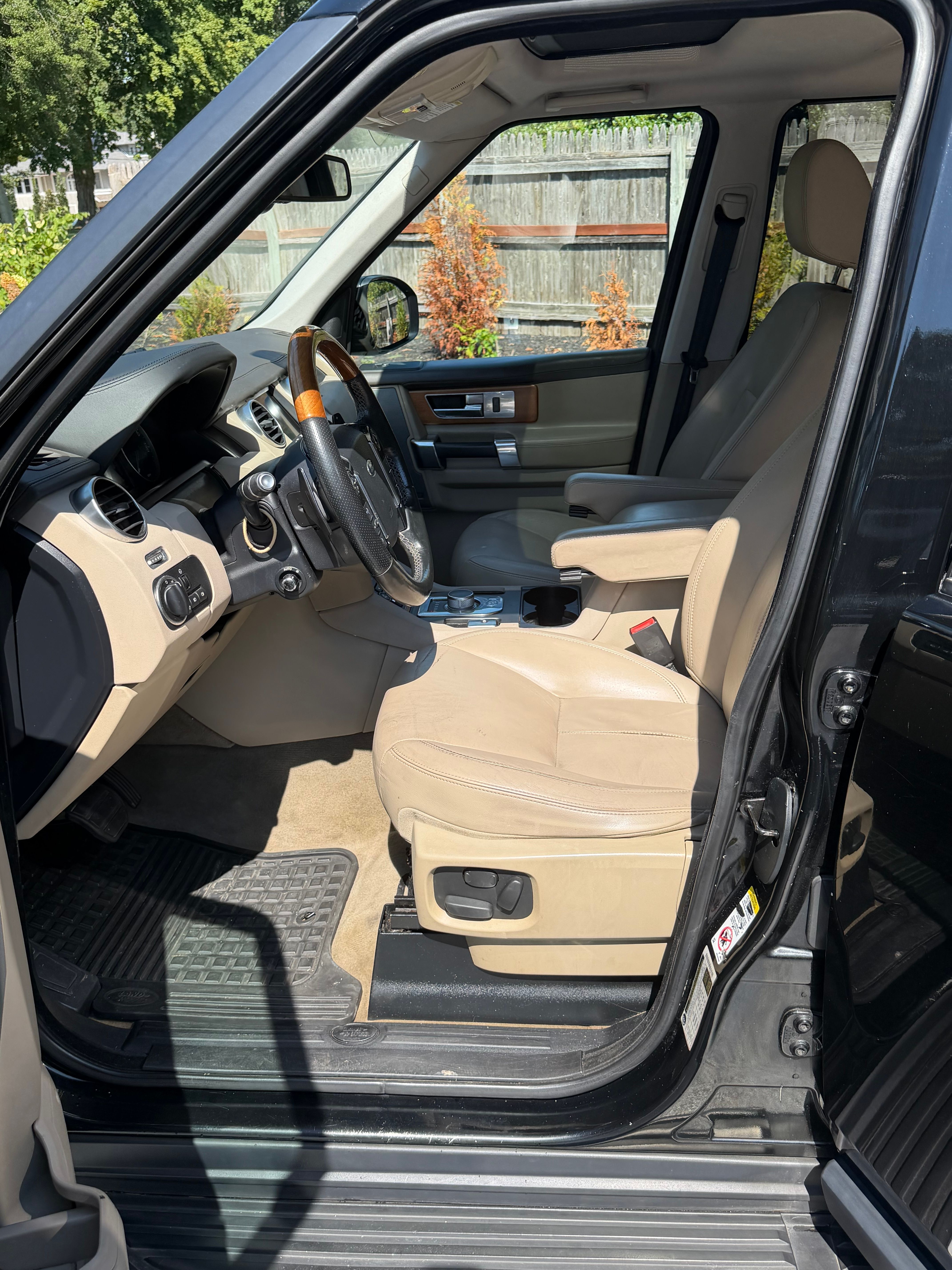 Used 2015 Land Rover LR4 HSE LUX AWD/4WD image 1