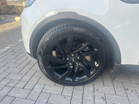 Used 2023 Land Rover Discovery S image 9