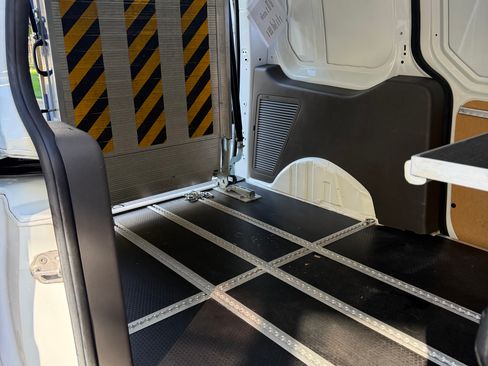 Used 2021 Ford Transit Connect XLT image 11