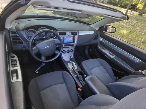 Used 2010 Chrysler Sebring Touring image 2