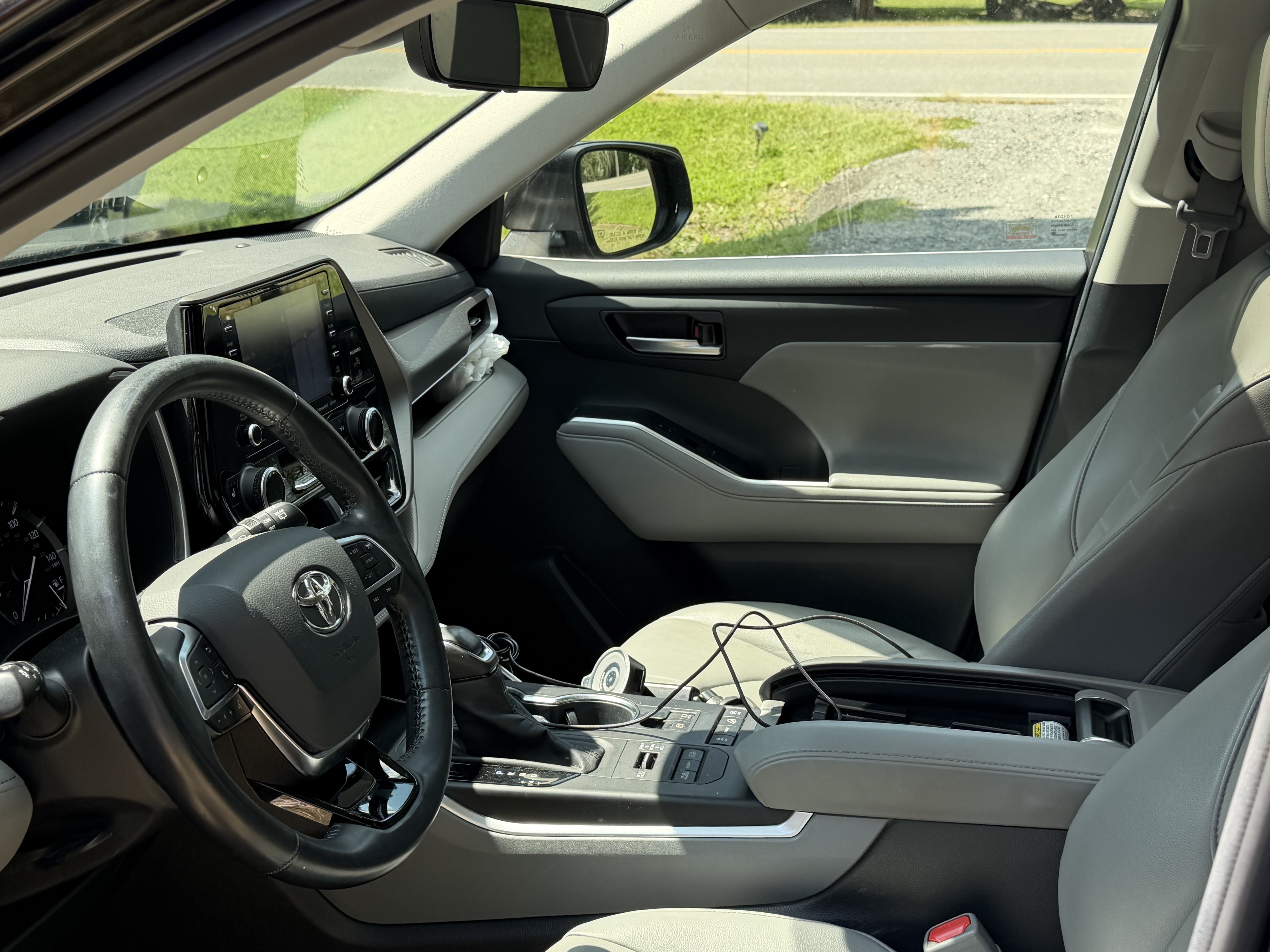 Used 2020 Toyota Highlander XLE AWD/4WD image 9